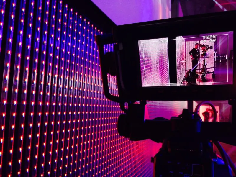 Studiokamera vor einer violett leuchtenden LED-Wand